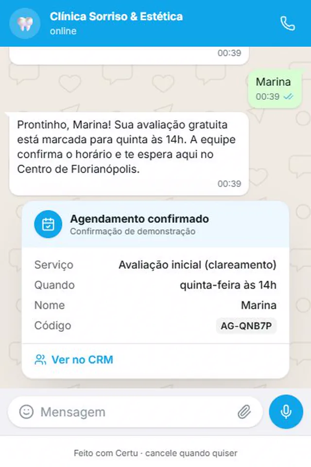 Conversa no WhatsApp com uma clínica de demonstração: a IA confirma a avaliação para quinta às 14h e mostra o cartão de agendamento com serviço, dia, nome e código