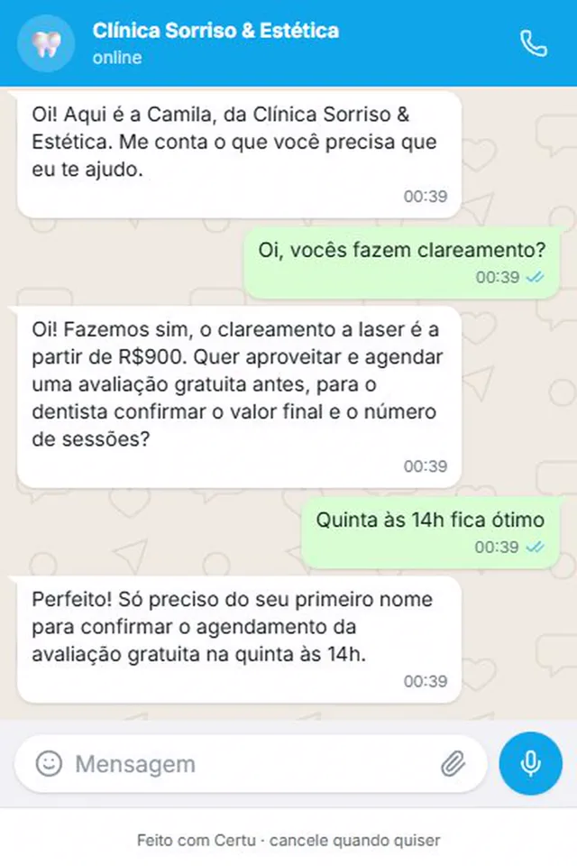 Conversa no WhatsApp com uma clínica de demonstração: o cliente pergunta sobre clareamento, a IA responde e pede o primeiro nome para confirmar a avaliação de quinta às 14h